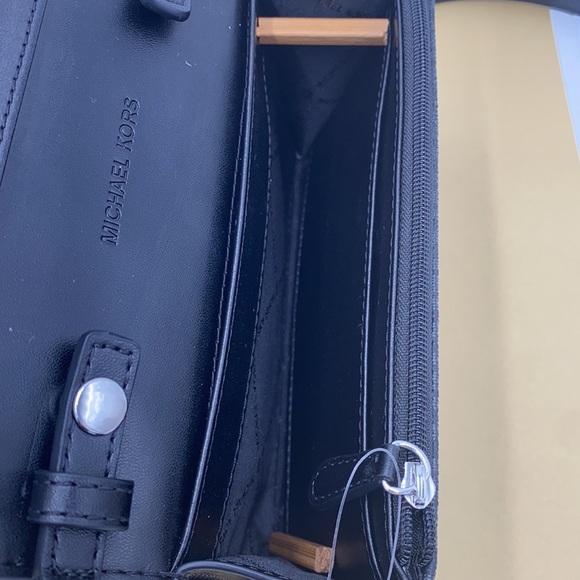 MICHAEL KORS MEDIUM MULTIFUNCTION PHONE XBody - Picture 14 of 16